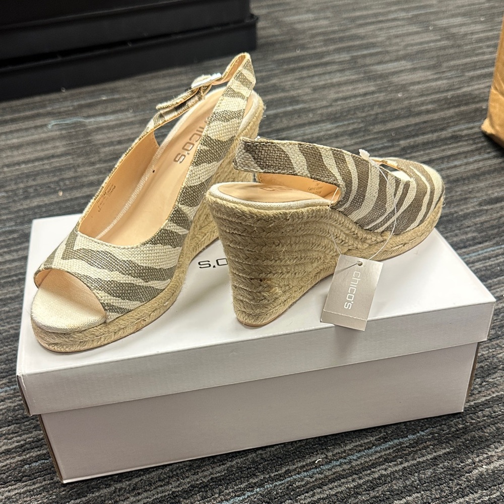 Brand New Chicos Women's Tan and Cream Wedge Sandals